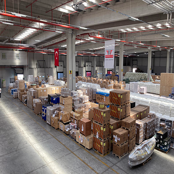 Güçlü Global Lojistik deposunda ürünler ve forklift