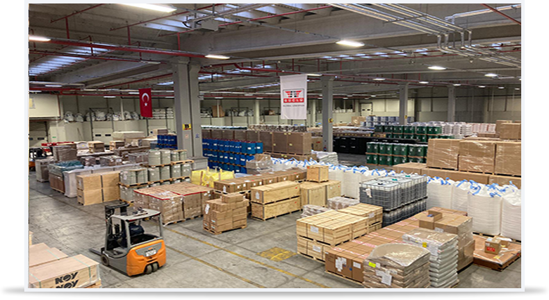 Güçlü Global Lojistik deposunda ürünler ve forklift